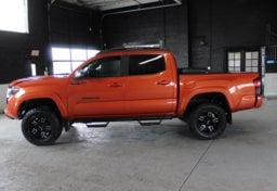 2018 Toyota Tacoma TRD Off-Road - Image 10