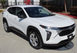2025 Chevrolet Trax - Image 3