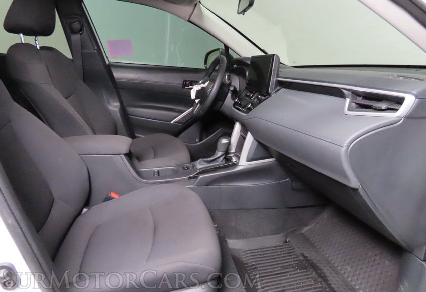 2025 Toyota Corolla Cross LE - Image 35