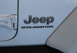 2023 Jeep Gladiator - Image 30
