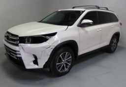 2019 Toyota Highlander XLE - Image 2
