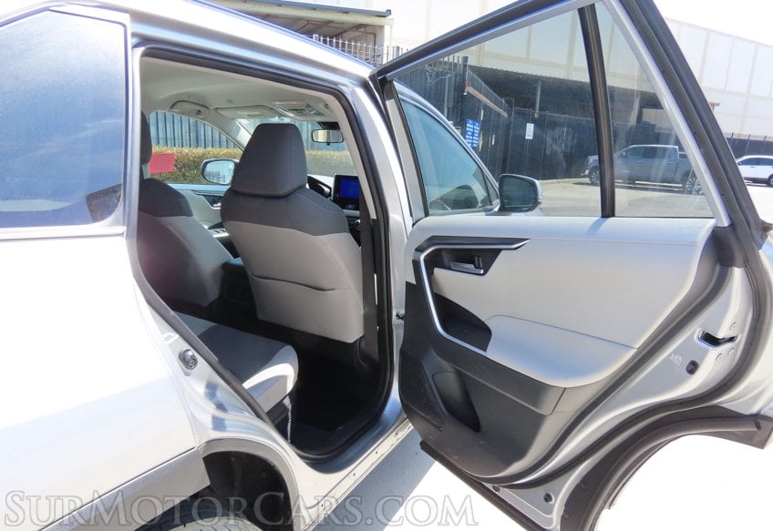2025 Toyota RAV4 Hybrid XLE - Image 19