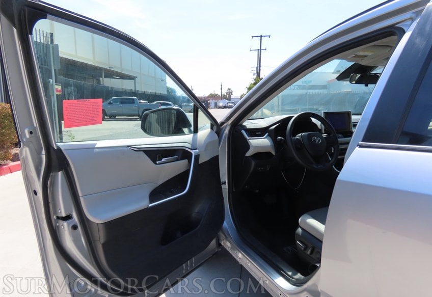 2025 Toyota RAV4 Hybrid XLE - Image 16