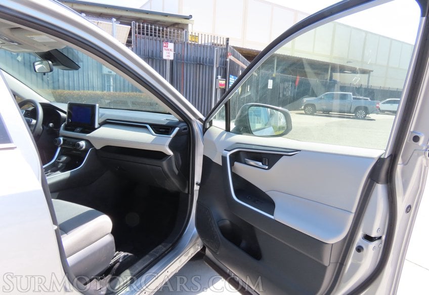 2025 Toyota RAV4 Hybrid XLE - Image 17