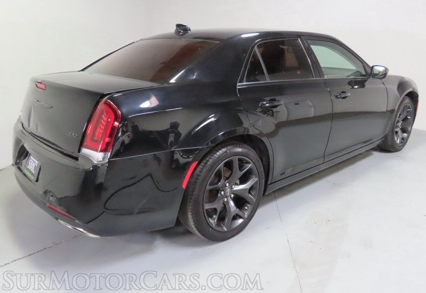 2022 Chrysler 300 Touring - Image 9