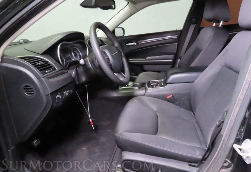 2022 Chrysler 300 Touring - Image 24