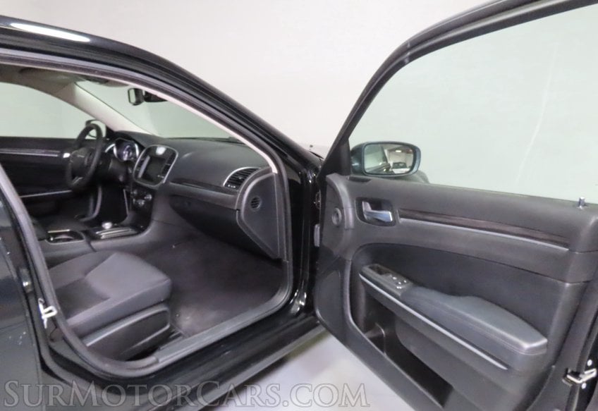 2022 Chrysler 300 Touring - Image 19