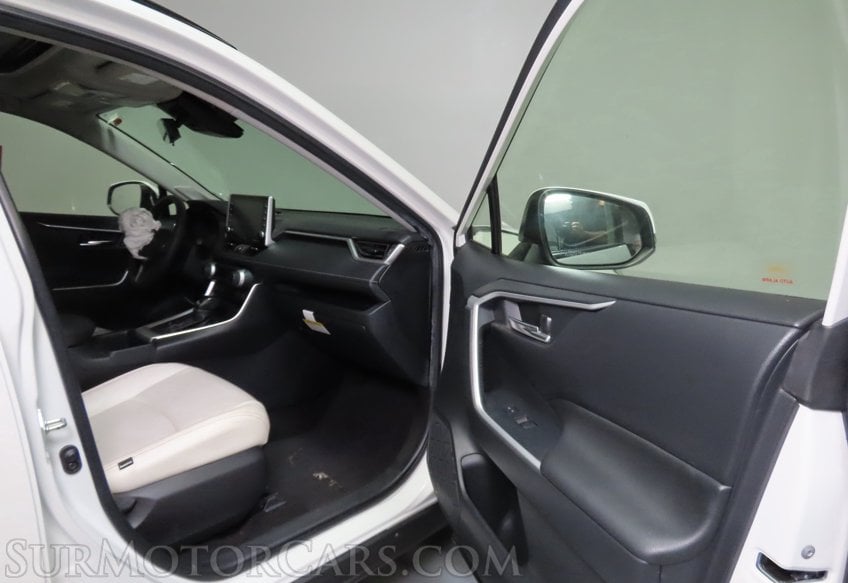 2022 Toyota RAV4 XLE Premium - Image 21