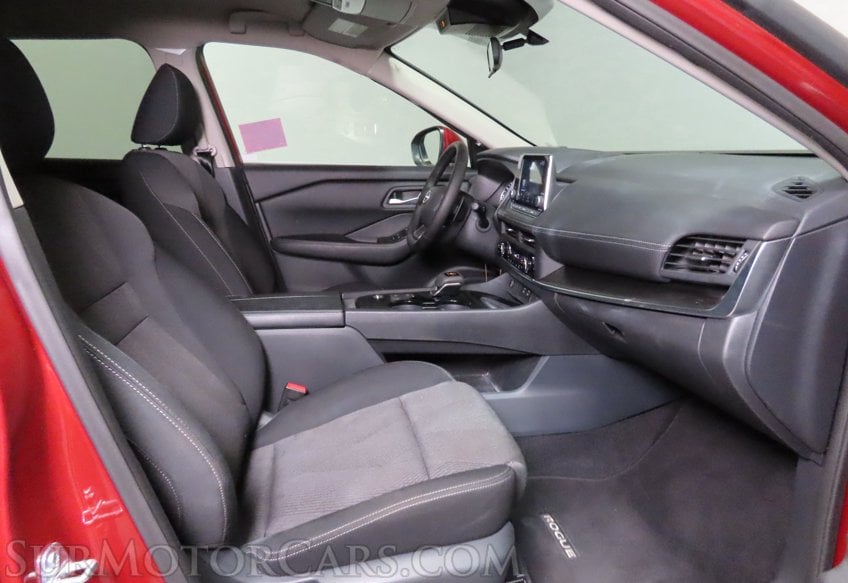 2025 Nissan Rogue SV - Image 18