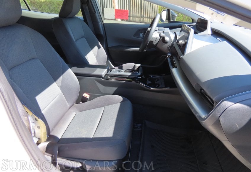 2025 Toyota Prius LE - Image 28