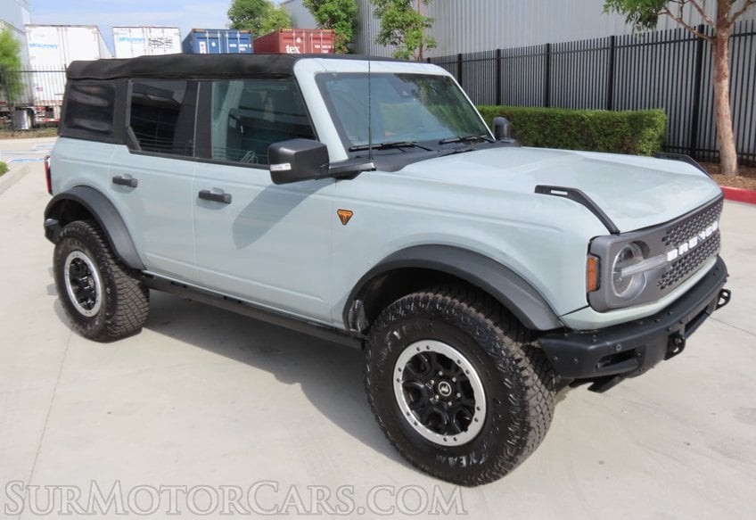 2024 Ford Bronco Badlands - Image 2