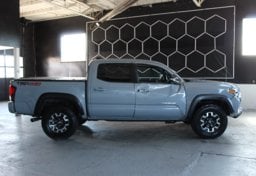 2019 Toyota Tacoma TRD Off-Road - Image 10