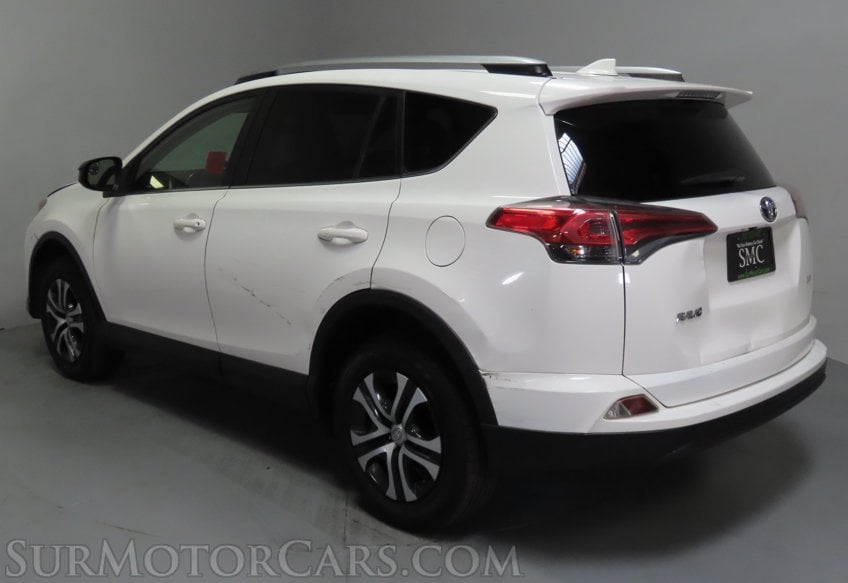 2017 Toyota RAV4 LE - Image 10