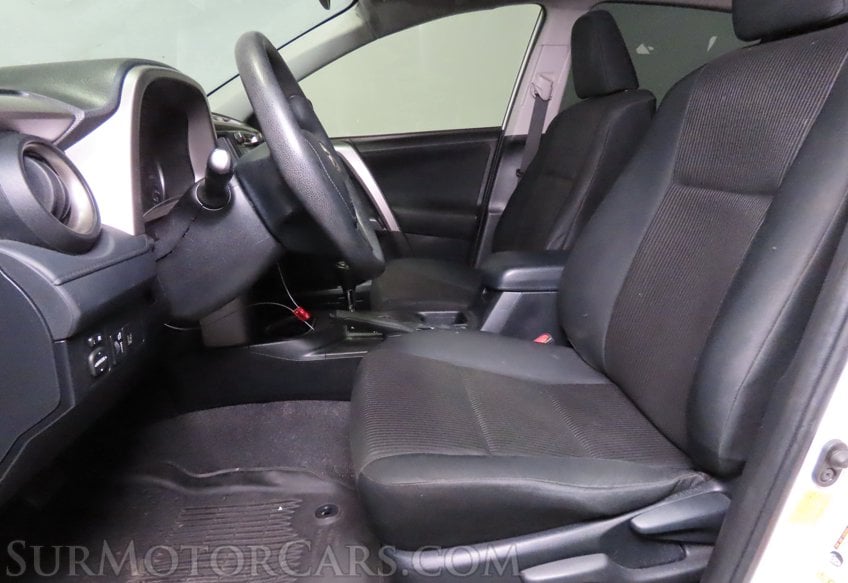 2017 Toyota RAV4 LE - Image 25
