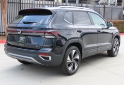 2026 Volkswagen Taos SE 4Motion - Image 8