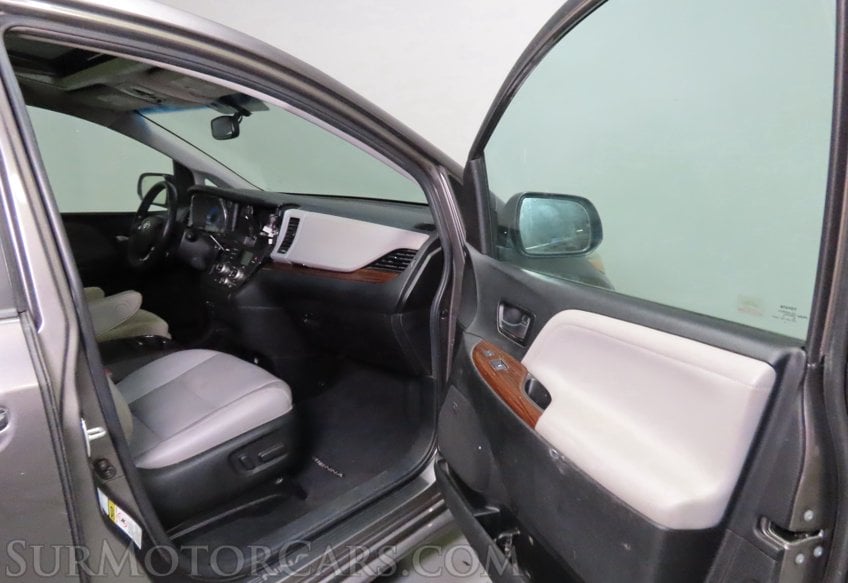 2016 Toyota Sienna AWD Limited - Image 22