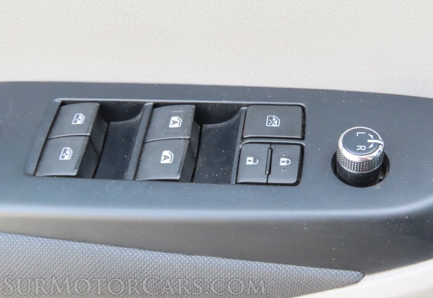 2019 Toyota Highlander LE - Image 46