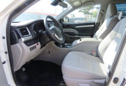 2019 Toyota Highlander LE - Image 21