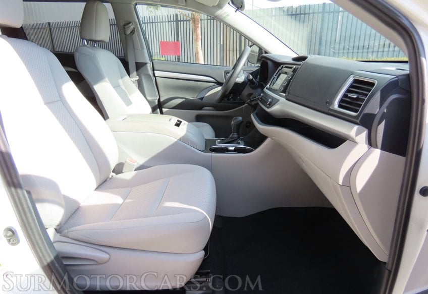 2019 Toyota Highlander LE - Image 26