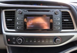 2019 Toyota Highlander LE - Image 40