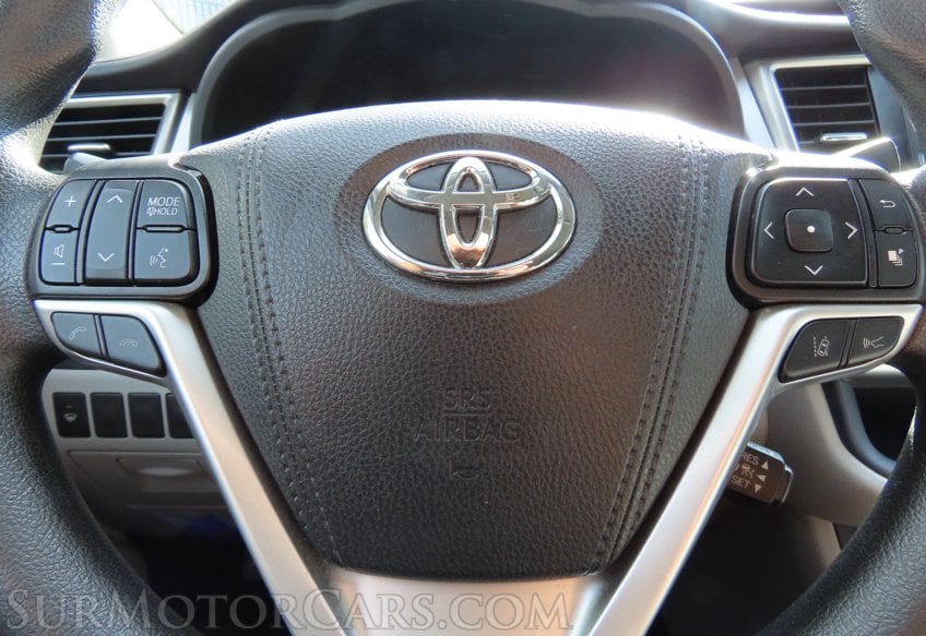 2019 Toyota Highlander LE - Image 32