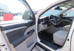 2019 Toyota Highlander LE - Image 17