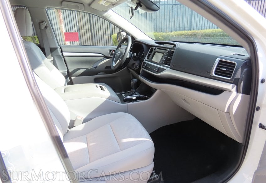 2019 Toyota Highlander LE - Image 22
