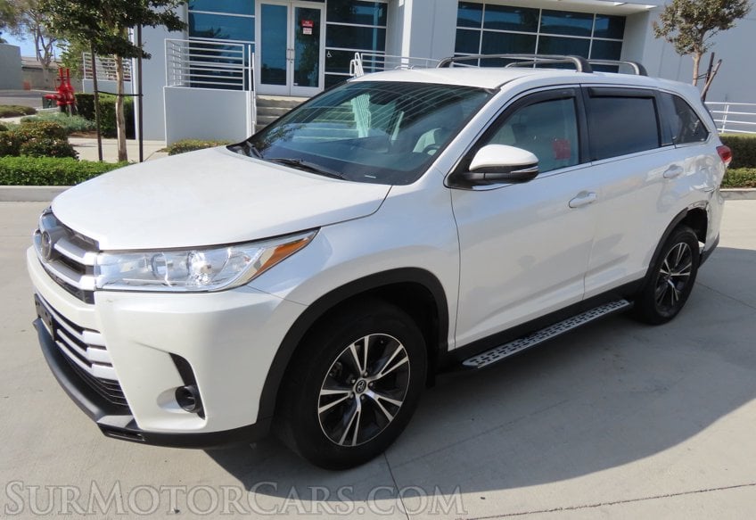 2019 Toyota Highlander LE - Image 2