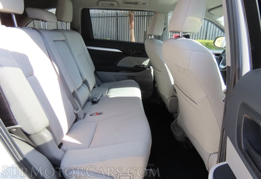 2019 Toyota Highlander LE - Image 28