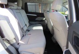 2019 Toyota Highlander LE - Image 28