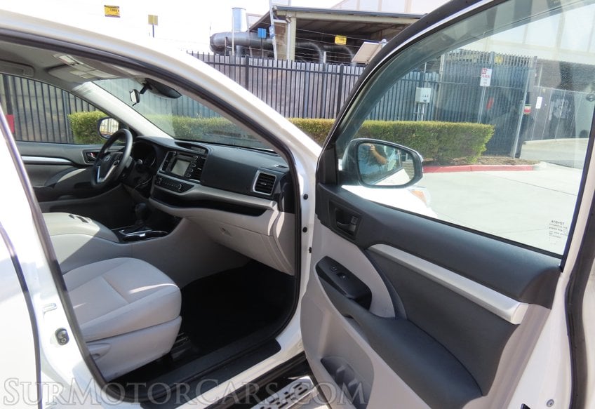 2019 Toyota Highlander LE - Image 18