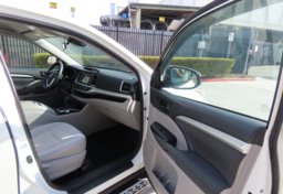 2019 Toyota Highlander LE - Image 18
