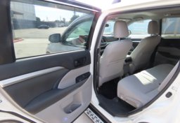 2019 Toyota Highlander LE - Image 19
