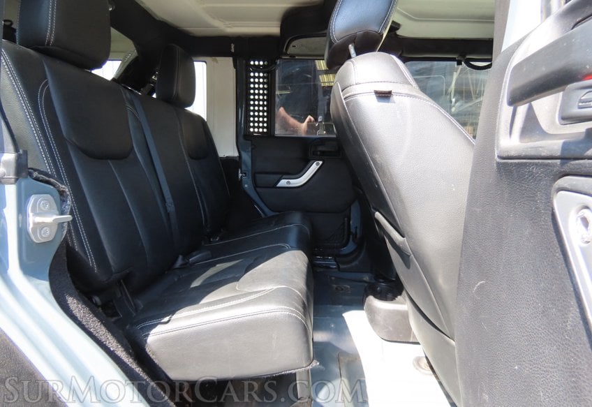 2015 Jeep Wrangler Unlimited Sahara - Image 30