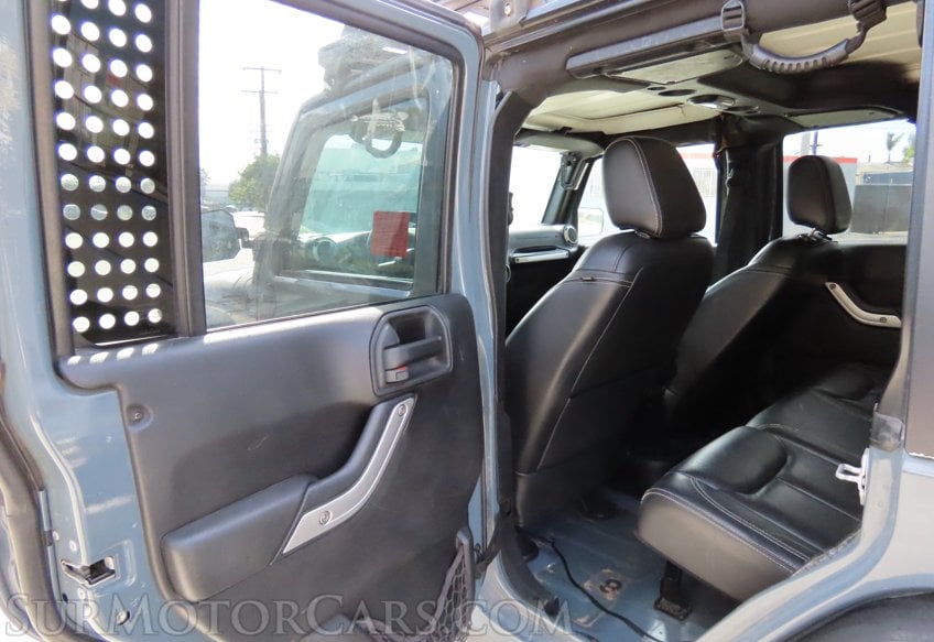 2015 Jeep Wrangler Unlimited Sahara - Image 32