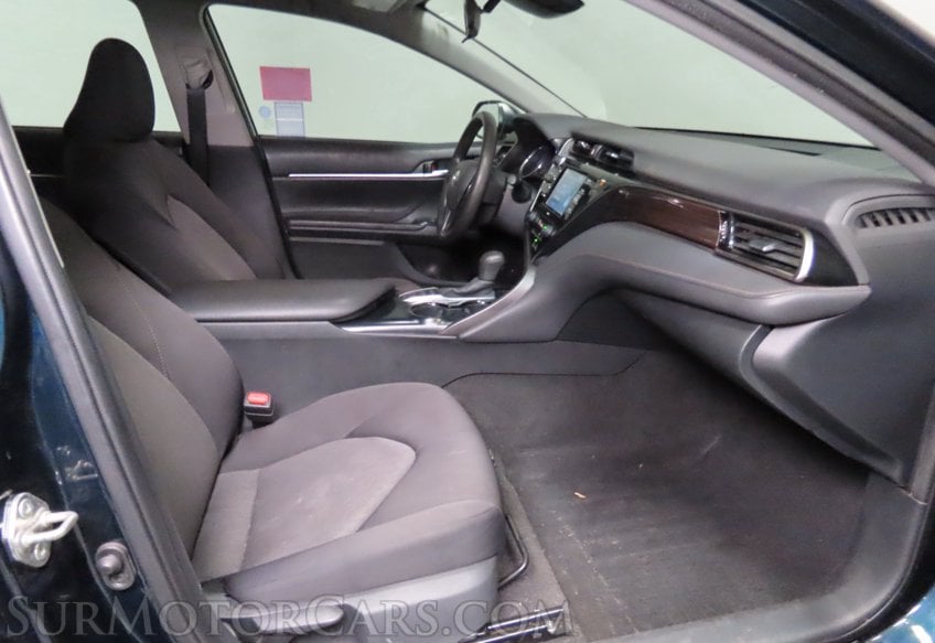 2020 Toyota Camry Hybrid LE - Image 18