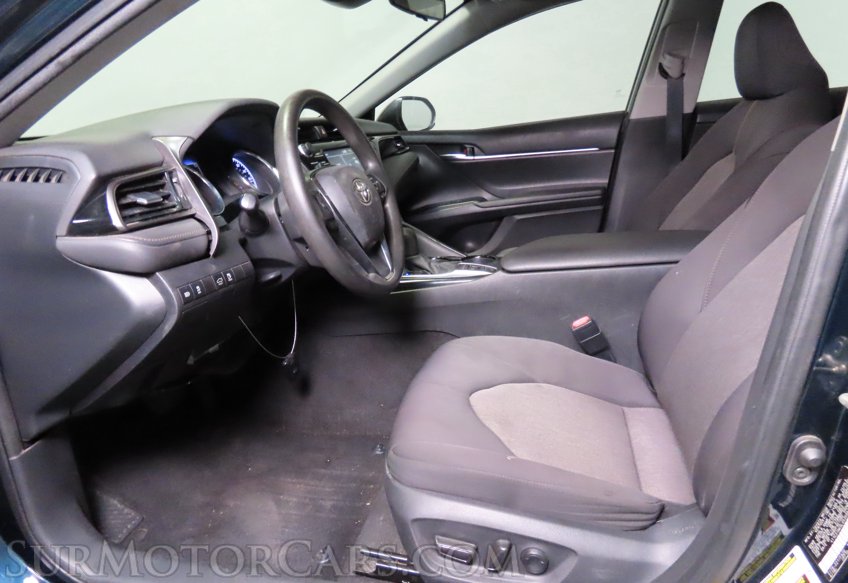 2020 Toyota Camry Hybrid LE - Image 31