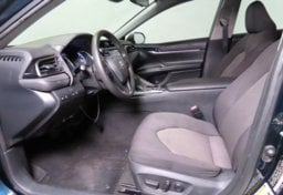 2020 Toyota Camry Hybrid LE - Image 31