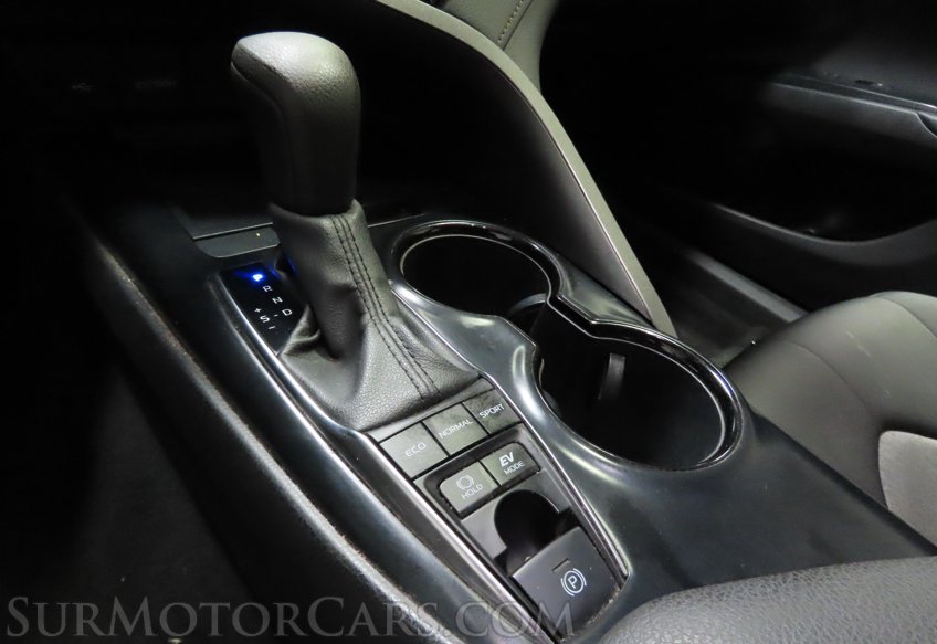 2020 Toyota Camry Hybrid LE - Image 43