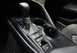 2020 Toyota Camry Hybrid LE - Image 43