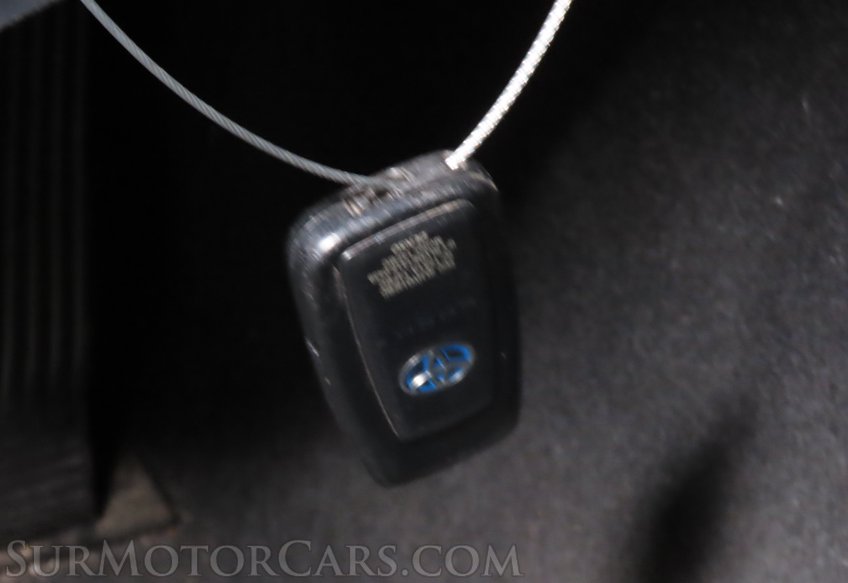2020 Toyota Camry Hybrid LE - Image 26