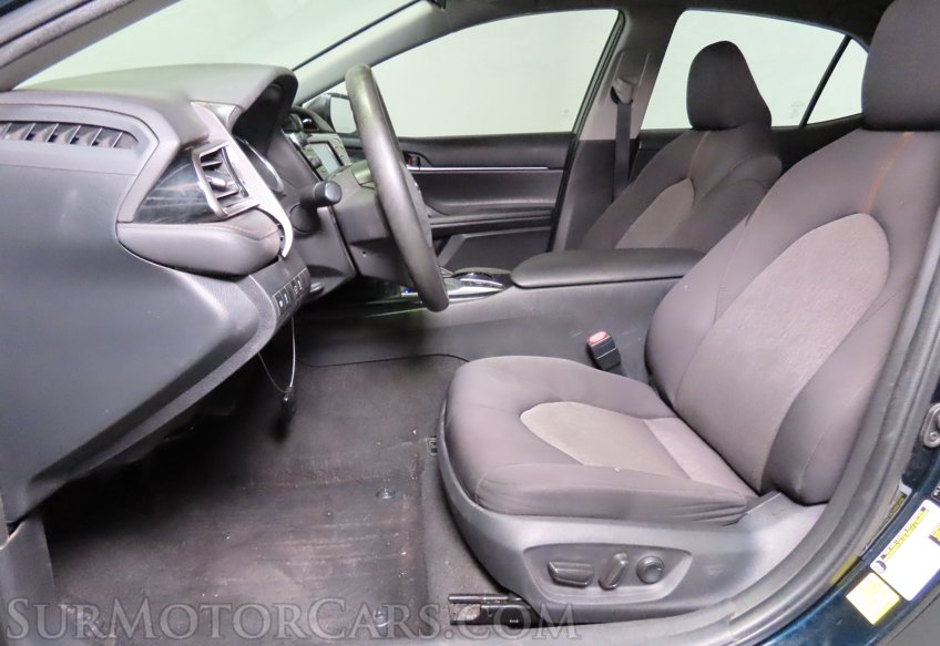 2020 Toyota Camry Hybrid LE - Image 32