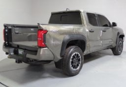 2024 Toyota Tacoma TRD Off-Road - Image 9