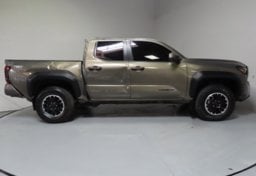 2024 Toyota Tacoma TRD Off-Road - Image 5