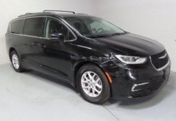 2022 Chrysler Pacifica Touring L - Image 2