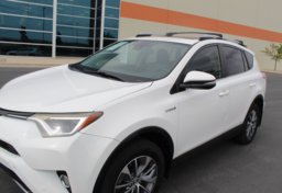 2017 Toyota RAV4 Hybrid. XLE - Image 15
