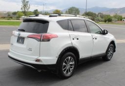 2017 Toyota RAV4 Hybrid. XLE - Image 9